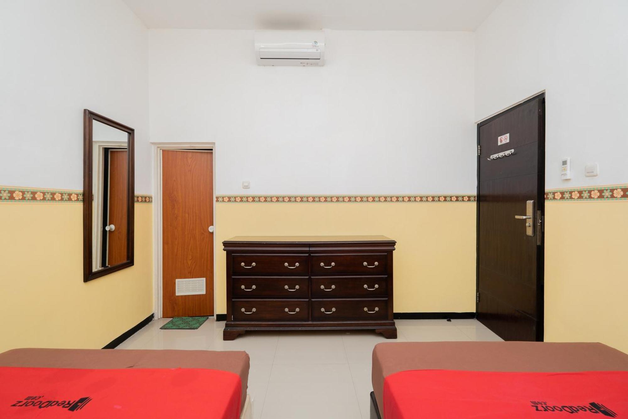 Reddoorz Near Taman Krida Budaya Malang Luaran gambar